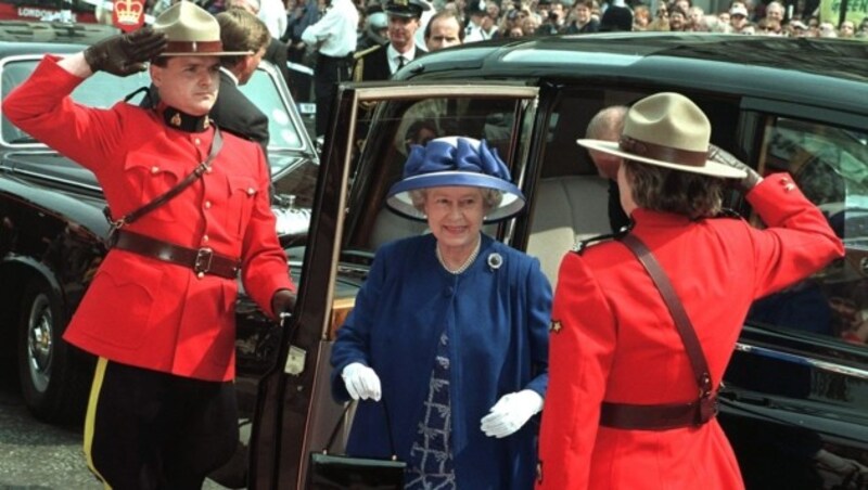 Harrys Großmutter Queen Elizabeth II. wird während einer Kanadareise von Mounties begrüßt. (Bild: AFP)