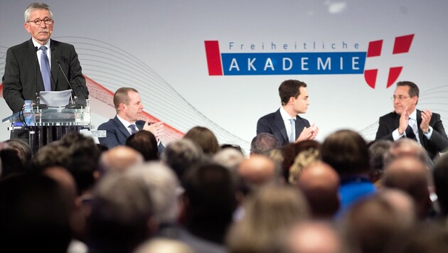 Von links nach rechts: Thilo Sarrazin, Harald Vilimsky, Maximilian Krauss, Heinz-Christian Strache (Bild: APA/GEORG HOCHMUTH)