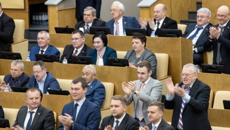 Die russischen Abgeordneten in der Duma stimmten Putins Verfassungsänderungen zunächst einstimmig zu und applaudierten danach. (Bild: AP)