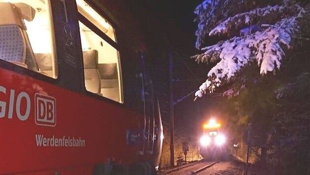 Zwei Regionalzüge standen sich auf eingleisiger Strecke bei Griesen gegenüber. Die Bundespolizeiinspektion Rosenheim ermittelt, was die Ursache für diese ungeplante Begegnung war. (Bild: Bundespolizei)