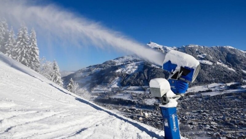 Schneekanonen von DemacLenko sorgen für beste Schneeverhältnisse auf der Streif. (Bild: Leitner)