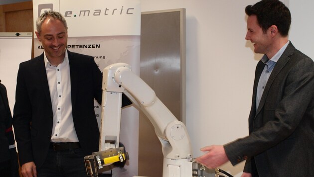 Rainer Haag (l.) und Martin Spiss mit ihrer Innovation (Bild: Daum Hubert)