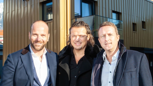 Hubert Vogelsberger, Karl Fahrner und Gerhard Indrist (v.li) vor dem neuen „Blackhome Gold“ in Innsbruck (Bild: ProMedia)