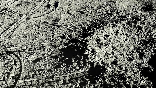 Spuren des Rovers „Yutu-2“ auf der Mondoberfläche (Bild: CNSA/CLEP/Doug Ellison)