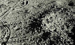 Spuren des Rovers „Yutu-2“ auf der Mondoberfläche (Bild: CNSA/CLEP/Doug Ellison)