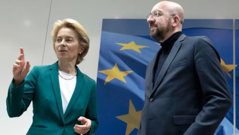 Ursula von der Leyen und Charles Michel (Bild: AP)