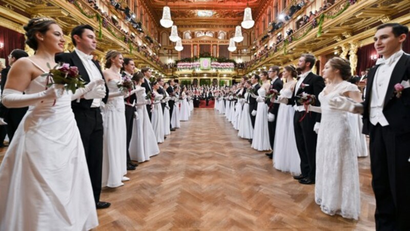 Das Eröffnungskomitee während der Eröffnung des Balles der Wiener Philharmoniker im Wiener Musikverein (Bild: APA/HERBERT NEUBAUER)