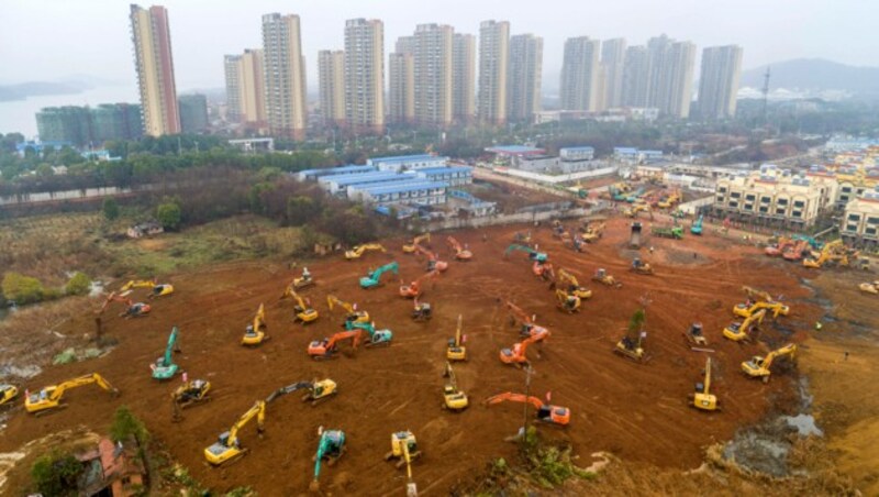 Auf diesem Feld bei Wuhan entsteht ein Krankenhaus extra für die mit dem Virus Infizierten. (Bild: AP)