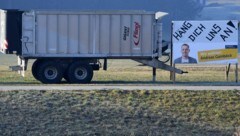 „Häng dich uns an!“, lautet der Schriftzug auf diesem Wahlplakat des ÖVP-Kandidaten Andreas Gamböck aus St. Veit an der Gölsen (Bezirk Lilienfeld). (Bild: APA/HELMUT FOHRINGER)