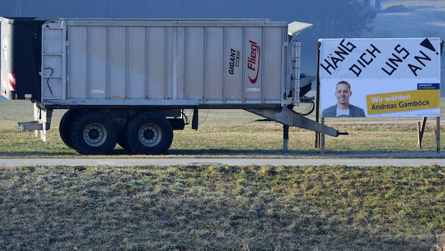 „Häng dich uns an!“, lautet der Schriftzug auf diesem Wahlplakat des ÖVP-Kandidaten Andreas Gamböck aus St. Veit an der Gölsen (Bezirk Lilienfeld). (Bild: APA/HELMUT FOHRINGER)