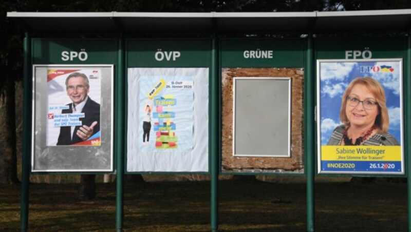 Bei den Gemeinderatswahlen 2015 erhielten die Grünen knapp vier Prozent der Stimmen in Traisen (Bezirk Lilienfeld). Auf diesem Wahlständer fehlen sie allerdings komplett. (Bild: APA/HELMUT FOHRINGER)