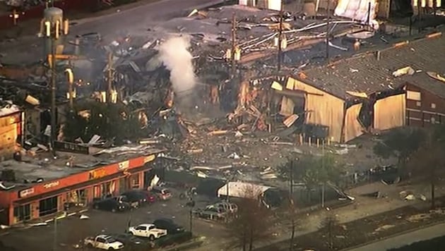 Eine Luftaufnahme zeigt die Verwüstung nach einer Explosion in den frühen Morgenstunden am Freitag in der US-Metropole Houston in Texas. Auch umliegende Gebäude wurden beschädigt. (Bild: AP)