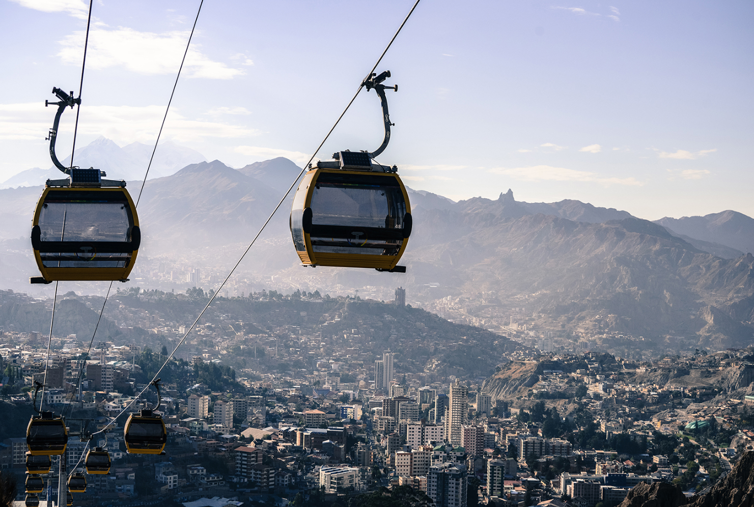 Rund um die Welt erobern, wie hier in La Paz, urbane Seilbahnen die Städte – in Linz hakt’s (Bild: Doppelmayr)