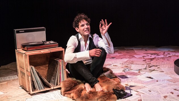 David Baldessari ist die erste Saison am Theater des Kindes und überzeugt als moderner Orpheus im neuen Stück! (Bild: Kurt Hoerbst)