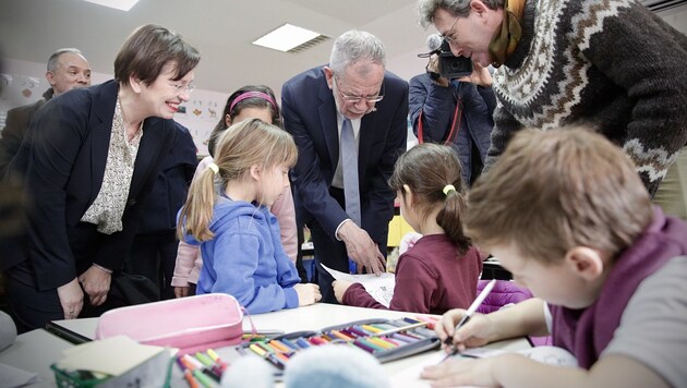 Bundespräsident Alexander Van der Bellen mit Gattin Doris Schmidauer (li.) beim Besuch der „Max Rayne Hand-in-Hand-Schule“ der Jerusalem Foundation (Bild: APA/BUNDESHEER/PETER LECHNER)