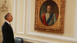Botschafter Turner vor dem historischen Kaiserbild in der britischen Botschaft in Wien. (Bild: Zwefo)