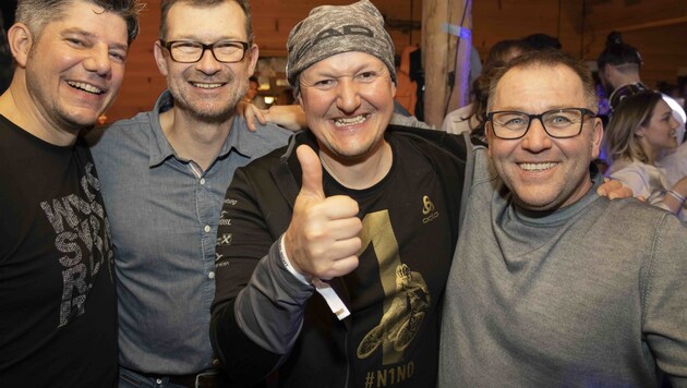 Simon Ender, Martin Gasser, Alex Klimmer und Christoph Rohner in Partylaune. (Bild: Maurice Shourot)