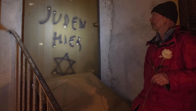 Das Haus eines Holocaust-Überlebenden wurde mit „Juden hier“ und einem Davidstern beschmiert. (Bild: APA/AFP/MARCO BERTORELLO)