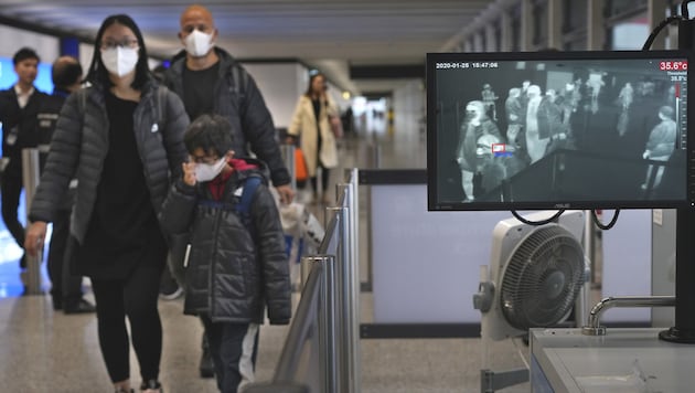 Eine Wärmebildkamera misst am internationalen Flughafen in Hongkong die Temperatur der Fluggäste, um Erkrankte zu erkennen. (Bild: AP)