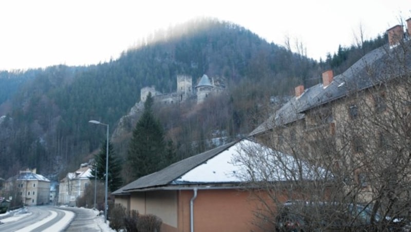 Über der Einfahrt von Thörl thront die Burg Schachenstein (Bild: Elmar Gubisch)