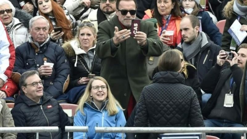 Ex-Ski-Weltmeister Karl Schranz, Landeshauptmann Günther Platter, Wirtschaftsministerin Margarete Schramböck und Arnold Schwarzenegger im waidgrünen Mantel und Sonnebrille. (Bild: APA/HANS PUNZ)