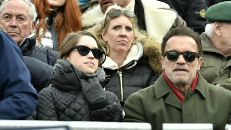 Karl Schranz (l.), Arnold Schwarzenegger mit Sonnenbrille und Tochter Christina (l.) (Bild: APA/HANS PUNZ)