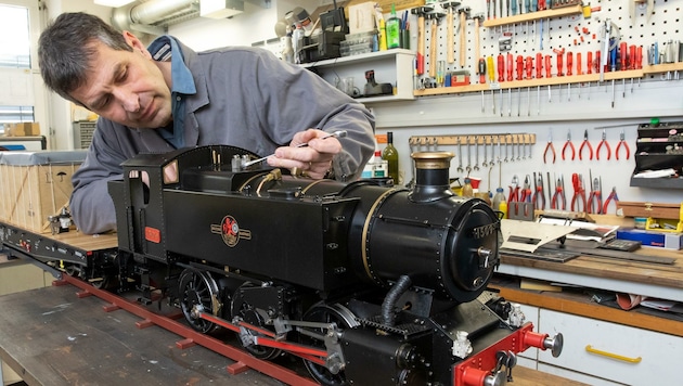 Helmut Jarosch baute ca. zehn Jahre an seiner englischen Dampflokomotive. (Bild: Christian Forcher)