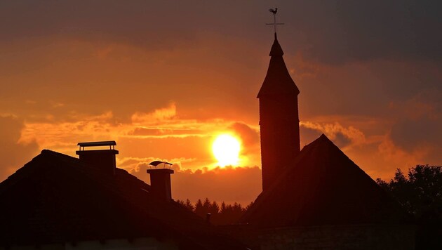 Der Wetterhahn vom Kirchturm in Aurachkirchen blickt auf einen schönen Sonnenuntergang (Bild: Marion Hörmandinger)