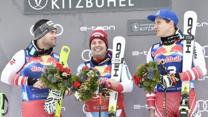 Vincent Kriechmayr (l.), Beat Feuz (m.) und Sieger Matthias Mayer (r.) während der Siegerpräsentation im Rahmen der Weltcup-Abfahrt der Herren in Kitzbühel 2020. (Bild: APA/HANS PUNZ)