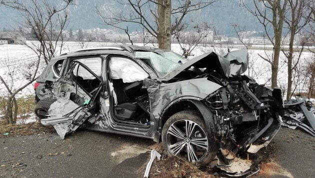 Der Wagen des Briten ist nach dem Unfall auf der A12 ein Totalschaden (Bild: ZOOM.TIROL)
