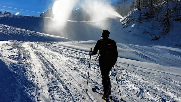 Ein Skitourengeher (Symboldbild) war 500 Meter tief eine Rinne hinunter gestürzt! (Bild: Melanie Hutter)