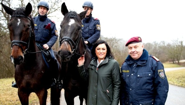Bundesministerin Elisabeth Köstinger (hier mit Cobra-Chef Bernhard Treibenreif) hat drei Pferde in einem Trainingszentrum der Spanischen Hofreitschule in Empfang genommen. (Bild: BMNT/Paul Gruber)