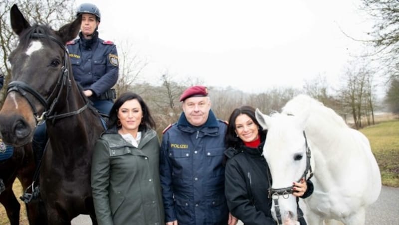 Elisabeth Köstinger (li.), Cobra-Chef Bernhard Treibenreif und die Leiterin der Hofreitschule, Sonja Klima (Bild: BMNT/Paul Gruber)