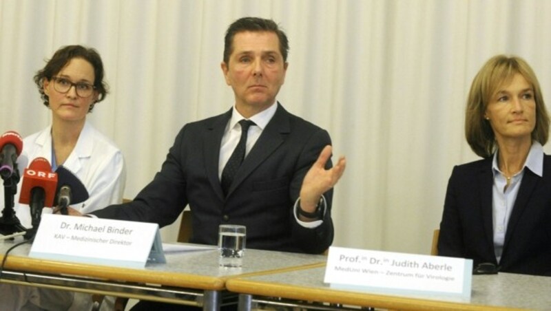 Sabine Hagenauer (Infektionsabteilung KFJ), Michael Binder (Medizinischer Direktor des KAV) und Judith Aberle (Abteilung für Virologie, Medizinische Universität Wien) (Bild: APA/HERBERT PFARRHOFER)