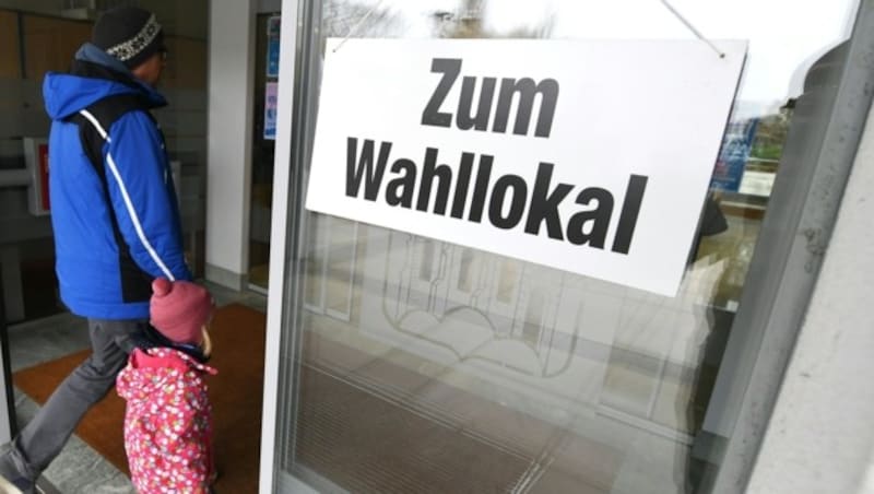 Auch in Traiskirchen durften die Bürger am Sonntag ihre Stimme bei der Gemeinderatswahl abgeben. (Bild: APA/Helmut Fohringer)