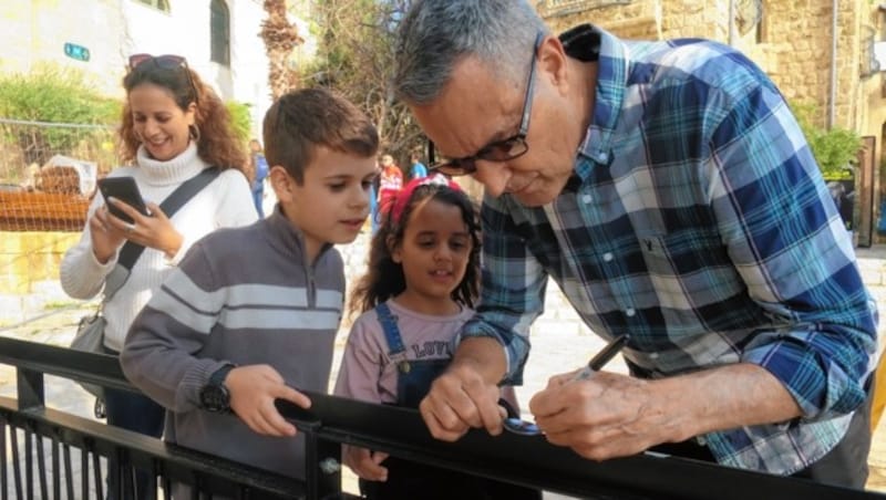 Autogramme von Uri Geller sind heiß begehrt. Kinder in Tel Aviv kennen ihn als Juror einer Casting-Show. (Bild: Gregor Brandl)