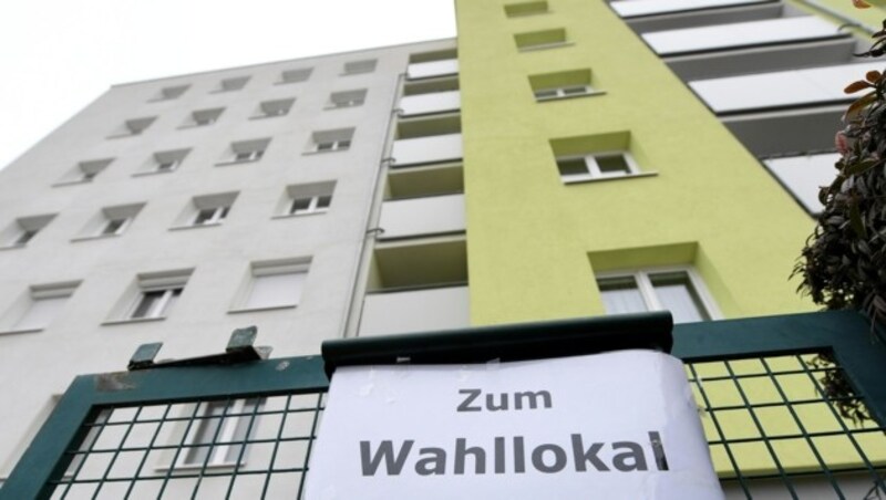 Ein Hinweisschild für ein Wahllokal in der nach St. Pölten zweitgrößten Stadt Niederösterreichs, Wiener Neustadt. (Bild: APA/HELMUT FOHRINGER)