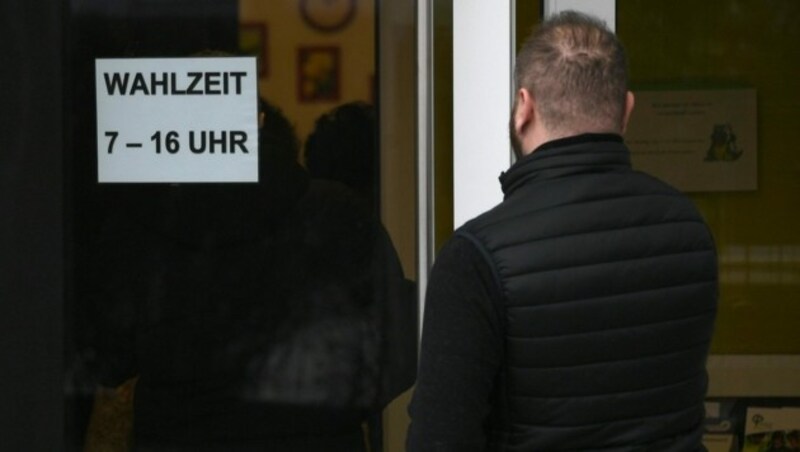 In den meisten Wahllokalen Niederösterreichs konnten die Wähler bis spätestens um 16 Uhr ihre Stimme abgeben. (Bild: APA/HELMUT FOHRINGER)