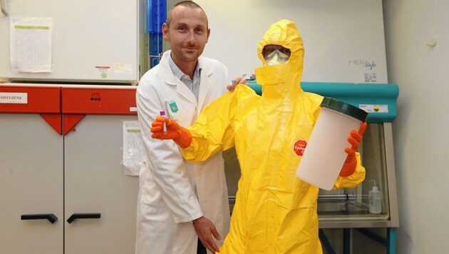Klaus Vander mit einem Schutzanzug, den man für Ebola-Notfälle in der Grazer Uniklinik bereit hält: „So einer wäre bei Corona nicht nötig, da reichen Mundschutz und Desinfektion.“ (Bild: Kronenzeitung)