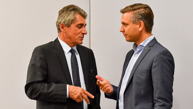 FPÖ-Klubobmann Herwig Mahr (links) und OÖVP-Sozialsprecher Wolfgang Hattmannsdorfer sprechen sich in Sachen Sozialhilfegesetz ab. (Bild: © Harald Dostal)