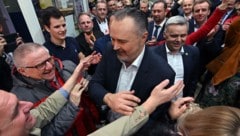 Gratulationen für Wahlsieger Hans Peter Doskozil (Bild: APA/HERBERT P. OCZERET)