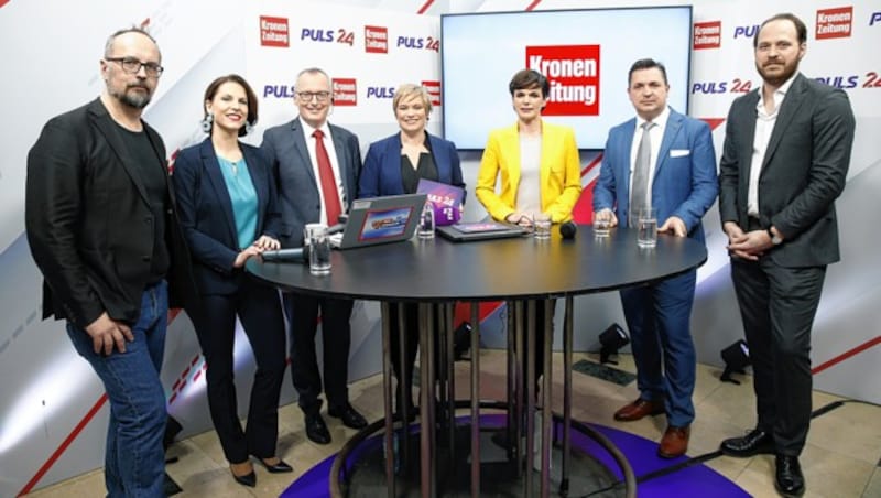 Im „Krone“-Puls24-Wahlstudio: Michel Reimon (Grüne), Karoline Edtstadler (ÖVP), Klaus Herrmann („Krone“), Corinna Milborn (Puls24), Pamela Rendi-Wagner (SPÖ), Christian Ries (FPÖ), Nikolaus Scherak (NEOS) (Bild: Reinhard Holl)