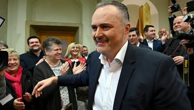 Bei der Burgenland-Wahl ist Landeshauptmann Hans Peter Doskozil (SPÖ) auch klarer Vorzugsstimmenkaiser. Laut dem vorläufigen Ergebnis erhielt er auf der Landesliste 56.975 Vorzugsstimmen. (Bild: APA/Herbert P. Oczeret)