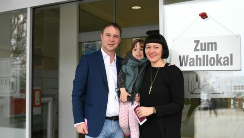 Der Traiskirchner Bürgermeister Andreas Babler, hier mit seiner Frau Karin und Tochter, holte bei den Gemeinderatswahlen in Niederösterreich über 70 Prozent für die SPÖ in seiner Stadt. (Bild: APA/HELMUT FOHRINGER)