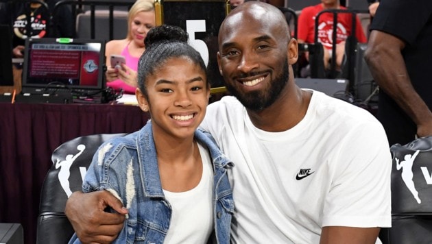 Kobe Bryant im vergangenen Juli mit seiner Tochter Gianna (Bild: APA/AFP/GETTY IMAGES/Ethan Miller)
