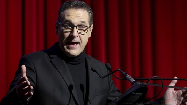 Heinz-Christian Strache postete munter auf Facebook - sagte aber nichts zur ihm drohenden Klage. (Bild: AP)