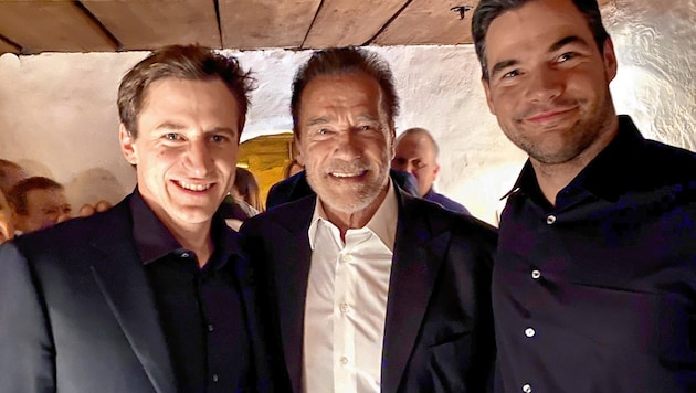 Ski-Fan Arnold Schwarzenegger mit Matthias Mayer (li.) und Vincent Kriechmayr (re.). (Bild: Sepp Pail)