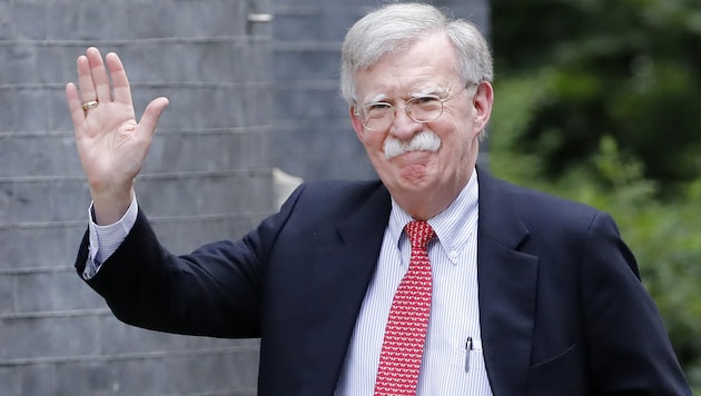 John Bolton musste im September seinen Posten räumen. Nun könnte er ein für US-Präsident Trump belastendes Comeback geben. (Bild: APA/AFP/Tolga AKMEN)