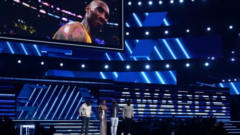 Nathan Morris, Wanya Morris, Shawn Stockman und Alicia Keys trauern bei den Grammys um Kobe Bryant. (Bild: Matt Sayles/Invision/AP)