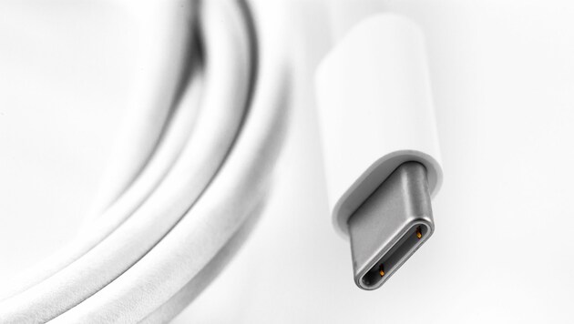 Bei so gut wie allen Smartphones außer jenen von Apple hat sich USB-C als Ladestandard etabliert. (Bild: stock.adobe.com)